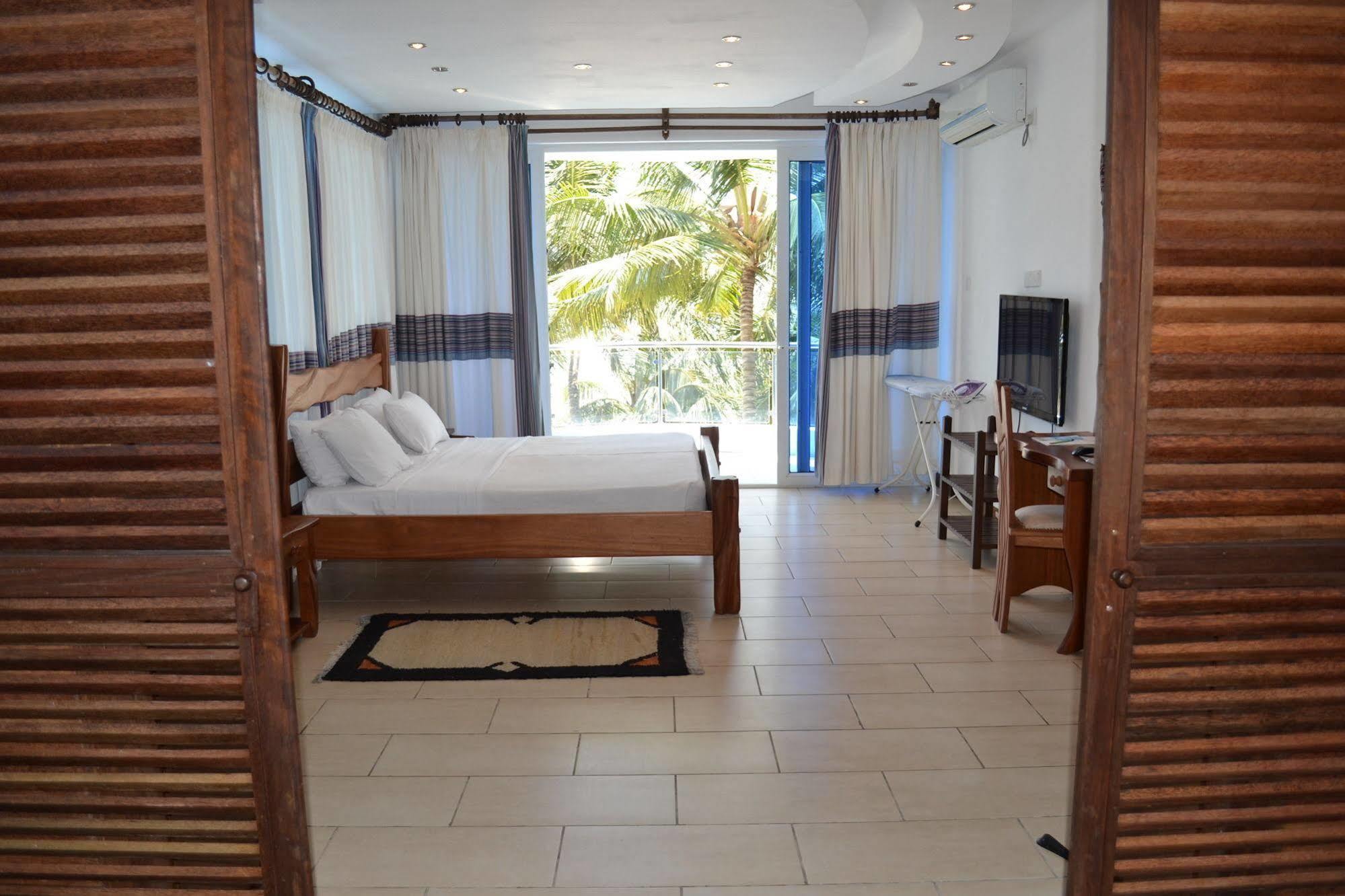 במבורי Cowrie Shell Beach Apartments Official מראה חיצוני תמונה